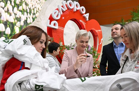 Международная выставка-форум "Россия"
Творческая встреча и автограф-сессия с амбассадорами Белгородской области, павильон №75
Светлана Хоркина, олимпийская чемпионка по спортивной гимнастике, первый заместитель начальника ЦСКА (по центру) Место: Россия, Москва. Автор: Евгений Биятов/РИА Новости. Выставка "Россия". Белгородская область. День региона