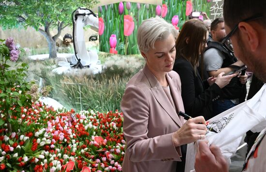 Международная выставка-форум "Россия"
Творческая встреча и автограф-сессия с амбассадорами Белгородской области, павильон №75
Светлана Хоркина, олимпийская чемпионка по спортивной гимнастике, первый заместитель начальника ЦСКА Место: Россия, Москва. Автор: Евгений Биятов/РИА Новости. Выставка "Россия". Белгородская область. День региона