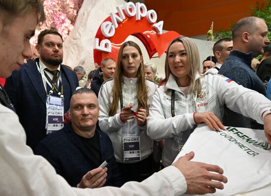 Международная выставка-форум "Россия"
Творческая встреча и автограф-сессия с амбассадорами Белгородской области, павильон №75
Место: Россия, Москва. Автор: Евгений Биятов/РИА Новости. Выставка "Россия". Белгородская область. День региона