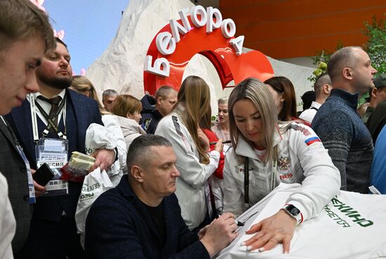 Международная выставка-форум "Россия"
Творческая встреча и автограф-сессия с амбассадорами Белгородской области, павильон №75
Место: Россия, Москва. Автор: Евгений Биятов/РИА Новости. Выставка "Россия". Белгородская область. День региона