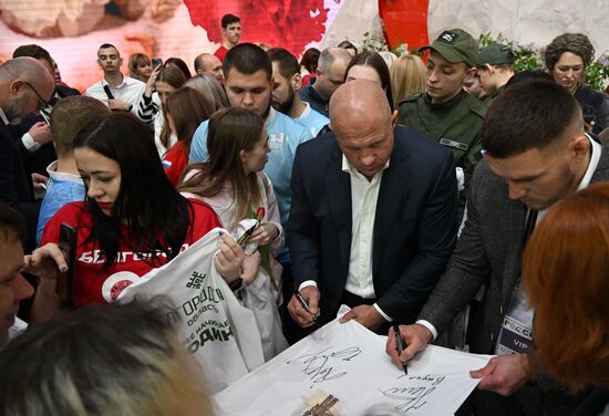 Международная выставка-форум "Россия"
Творческая встреча и автограф-сессия с амбассадорами Белгородской области, павильон №75
Федор Емельяненко, многократный чемпион мира в смешанных единоборствах (по центру) Место: Россия, Москва. Автор: Евгений Биятов/РИА Новости. Выставка "Россия". Белгородская область. День региона