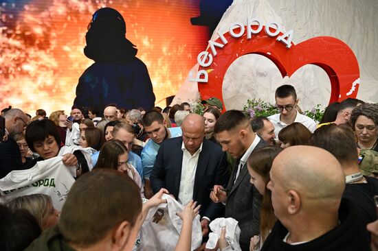 Международная выставка-форум "Россия"
Творческая встреча и автограф-сессия с амбассадорами Белгородской области, павильон №75
Место: Россия, Москва. Автор: Евгений Биятов/РИА Новости. Выставка "Россия". Белгородская область. День региона