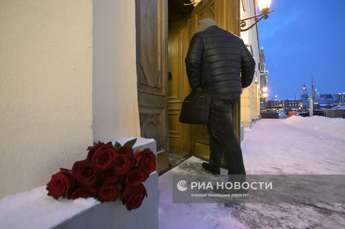 Цветы в память о художественном руководителе Малого театра Ю. Соломине