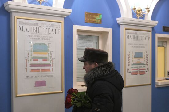 Цветы в память о художественном руководителе Малого театра Ю. Соломине