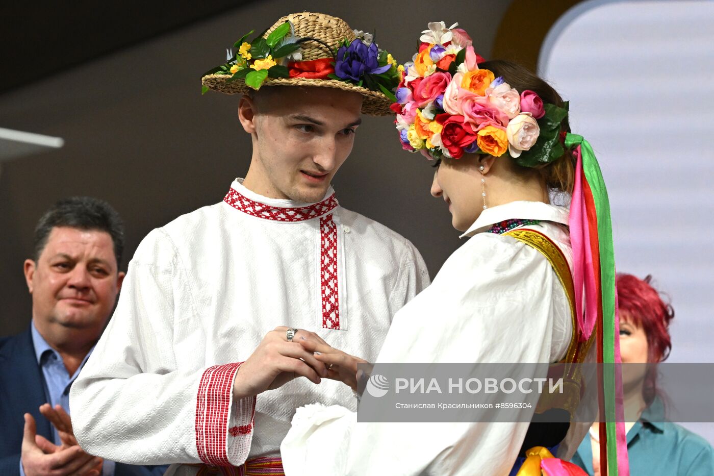 Выставка "Россия". Торжественная церемония бракосочетания пары из города Курска