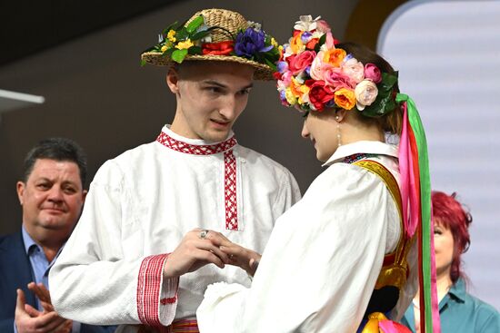 Выставка "Россия". Торжественная церемония бракосочетания пары из города Курска