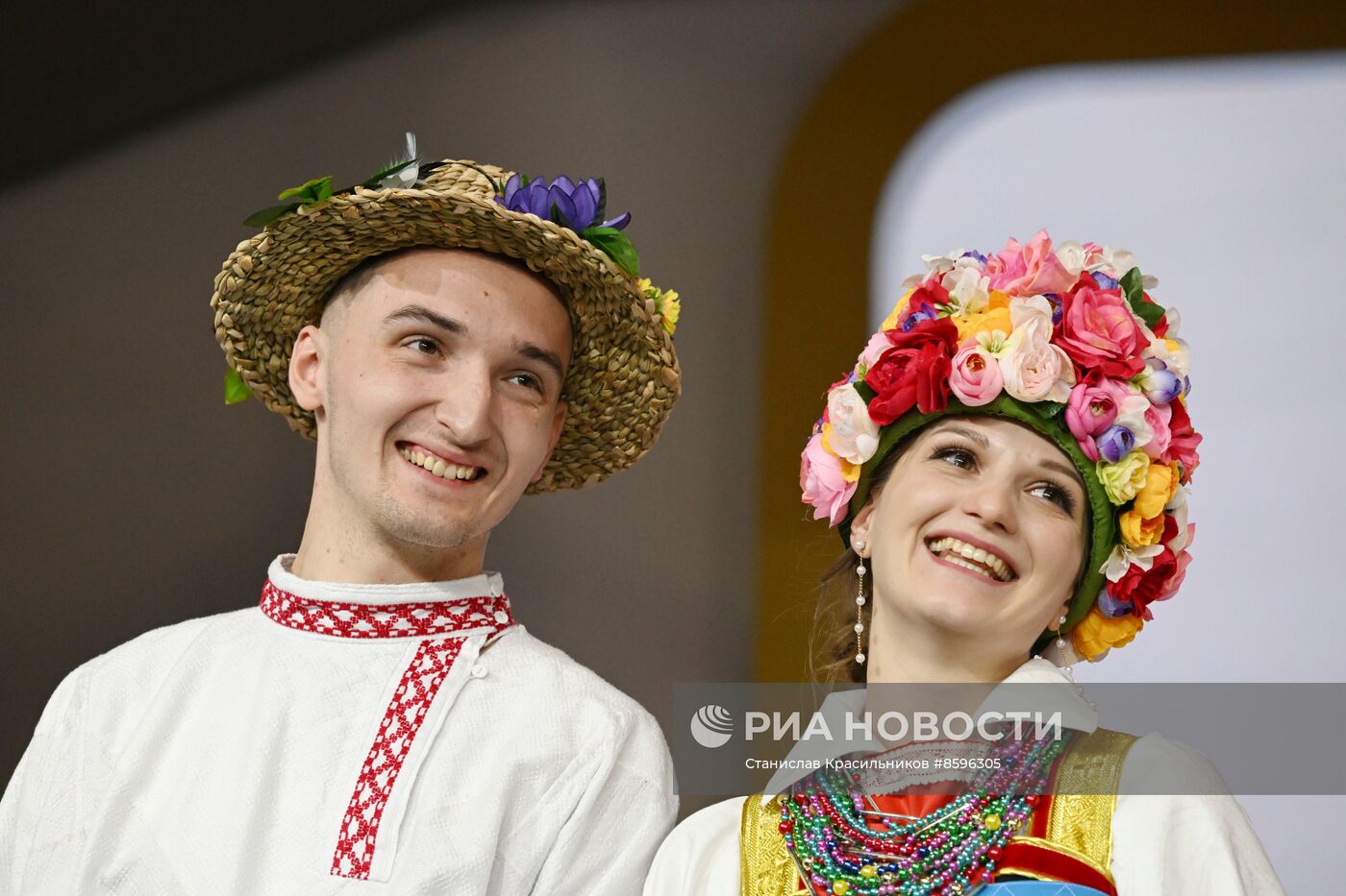 Выставка "Россия". Торжественная церемония бракосочетания пары из города Курска