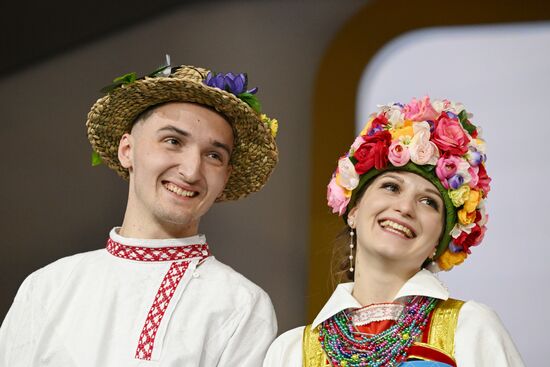 Международная выставка-форум "Россия"
Обряд бракосочетания в народных традициях Курской губернии, павильон №75
Олег Лазарев и Мария Старкова Место: Россия, Москва. Автор: Станислав Красильников/РИА Новости. Выставка "Россия". Торжественная церемония бракосочетания пары из города Курска