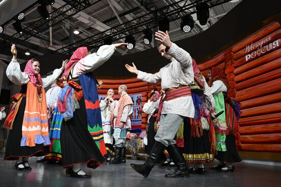 Международная выставка-форум "Россия"
Обряд бракосочетания в народных традициях Курской губернии, павильон №75 Место: Россия, Москва. Автор: Станислав Красильников/РИА Новости. Выставка "Россия". Торжественная церемония бракосочетания пары из города Курска