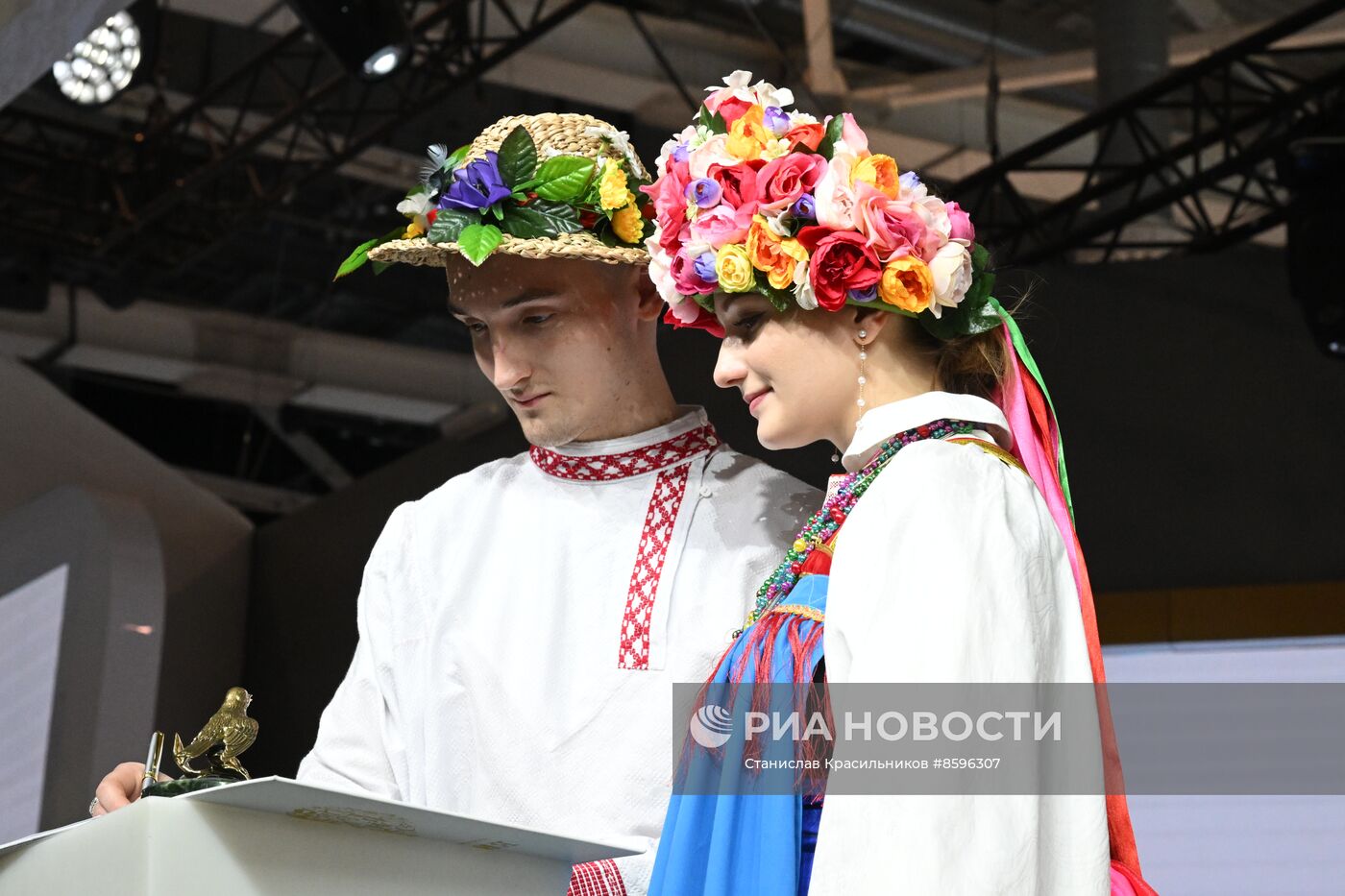 Выставка "Россия". Торжественная церемония бракосочетания пары из города Курска