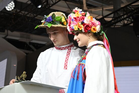 Международная выставка-форум "Россия"
Обряд бракосочетания в народных традициях Курской губернии, павильон №75
Олег Лазарев и Мария Старкова Место: Россия, Москва. Автор: Станислав Красильников/РИА Новости. Выставка "Россия". Торжественная церемония бракосочетания пары из города Курска