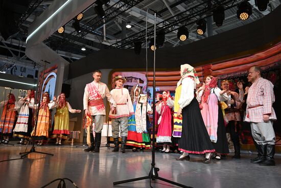 Международная выставка-форум "Россия"
Обряд бракосочетания в народных традициях Курской губернии, павильон №75 Место: Россия, Москва. Автор: Станислав Красильников/РИА Новости. Выставка "Россия". Торжественная церемония бракосочетания пары из города Курска