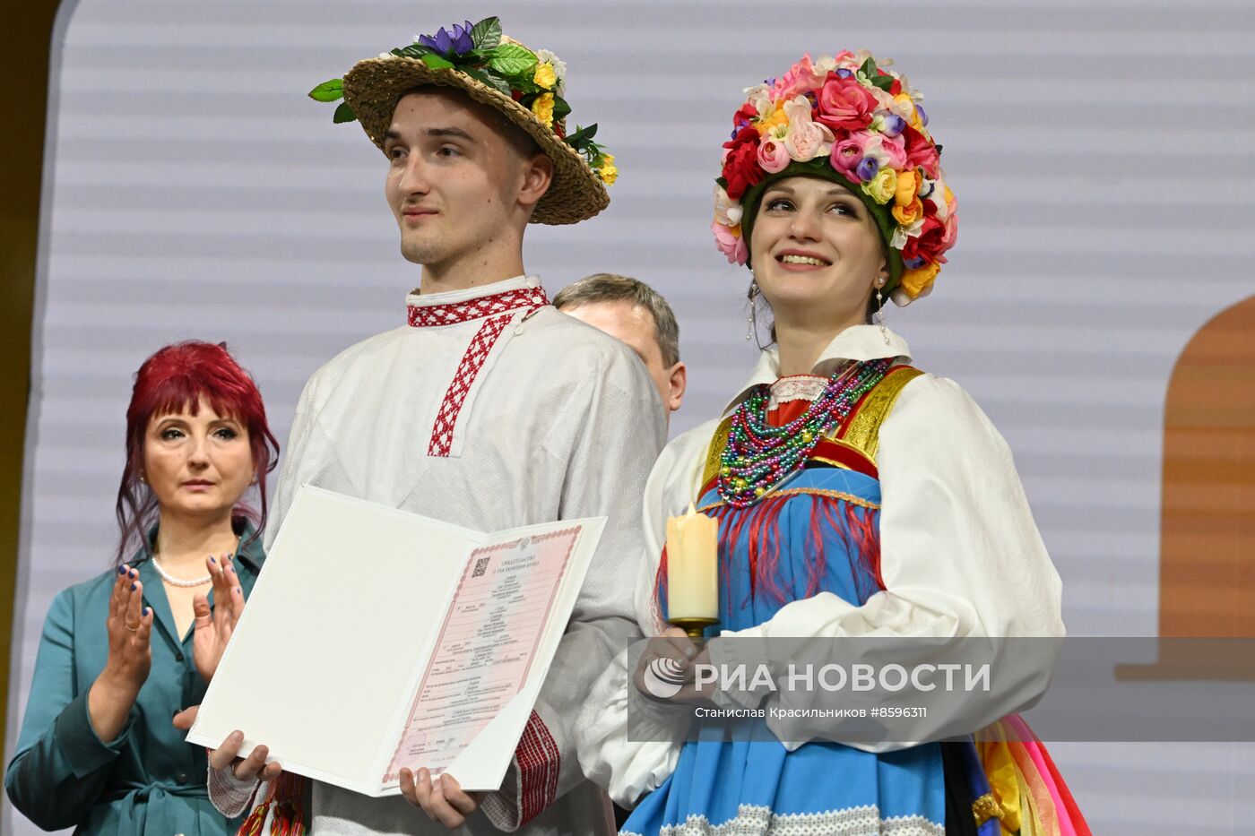 Выставка "Россия". Торжественная церемония бракосочетания пары из города Курска