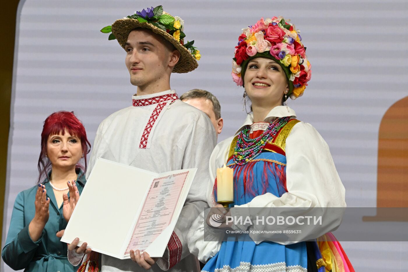 Выставка "Россия". Торжественная церемония бракосочетания пары из города Курска
