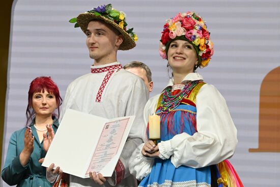 Международная выставка-форум "Россия"
Обряд бракосочетания в народных традициях Курской губернии, павильон №75
Олег Лазарев и Мария Старкова Место: Россия, Москва. Автор: Станислав Красильников/РИА Новости. Выставка "Россия". Торжественная церемония бракосочетания пары из города Курска