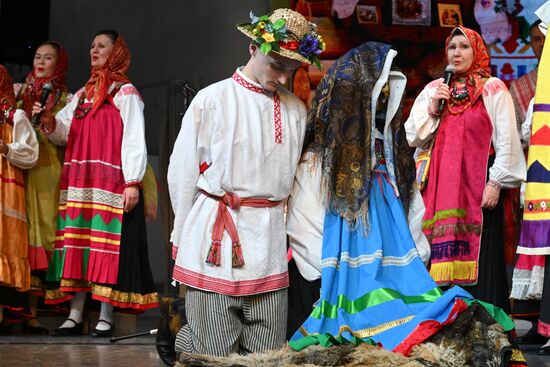 Международная выставка-форум "Россия"
Обряд бракосочетания в народных традициях Курской губернии, павильон №75
Олег Лазарев и Мария Старкова Место: Россия, Москва. Автор: Станислав Красильников/РИА Новости. Выставка "Россия". Торжественная церемония бракосочетания пары из города Курска