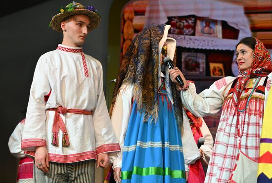 Международная выставка-форум "Россия"
Обряд бракосочетания в народных традициях Курской губернии, павильон №75 Место: Россия, Москва. Автор: Станислав Красильников/РИА Новости. Выставка "Россия". Торжественная церемония бракосочетания пары из города Курска