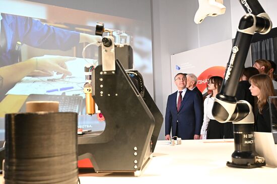 Международная выставка-форум "Россия"
Презентация обновленной экспозиции Минобрнауки России "Десятилетие науки и технологий", павильон №57 "Десятилетие науки и технологий" (Минобрнауки России)
Валерий Фальков, министр науки и высшего образования Российской Федерации Место: Россия, Москва. Автор: Григорий Сысоев/РИА Новости. Выставка "Россия". Презентация обновленной экспозиции Минобрнауки России "Десятилетие науки и технологий"