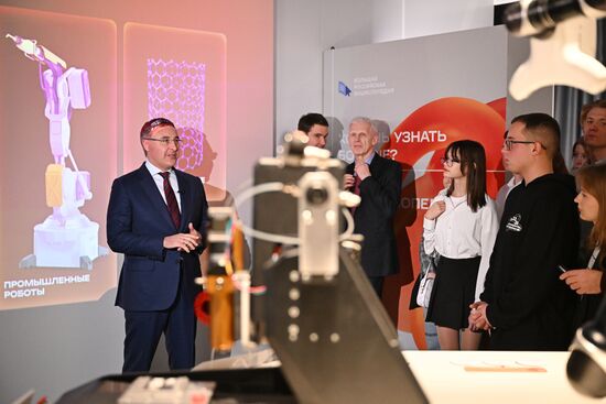 Международная выставка-форум "Россия"
Презентация обновленной экспозиции Минобрнауки России "Десятилетие науки и технологий", павильон №57 "Десятилетие науки и технологий" (Минобрнауки России)
Валерий Фальков, министр науки и высшего образования Российской Федерации (слева) Место: Россия, Москва. Автор: Григорий Сысоев/РИА Новости. Выставка "Россия". Презентация обновленной экспозиции Минобрнауки России "Десятилетие науки и технологий"