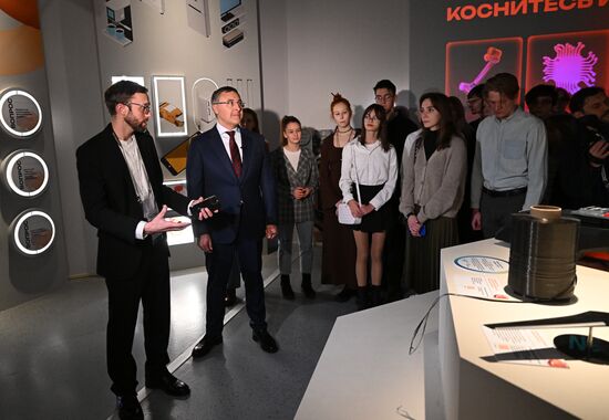 Международная выставка-форум "Россия"
Презентация обновленной экспозиции Минобрнауки России "Десятилетие науки и технологий", павильон №57 "Десятилетие науки и технологий" (Минобрнауки России)
Валерий Фальков, министр науки и высшего образования Российской Федерации (второй слева) Место: Россия, Москва. Автор: Григорий Сысоев/РИА Новости. Выставка "Россия". Презентация обновленной экспозиции Минобрнауки России "Десятилетие науки и технологий"