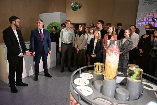 Международная выставка-форум "Россия"
Презентация обновленной экспозиции Минобрнауки России "Десятилетие науки и технологий", павильон №57 "Десятилетие науки и технологий" (Минобрнауки России)
Валерий Фальков, министр науки и высшего образования Российской Федерации (второй слева) Место: Россия, Москва. Автор: Григорий Сысоев/РИА Новости. Выставка "Россия". Презентация обновленной экспозиции Минобрнауки России "Десятилетие науки и технологий"