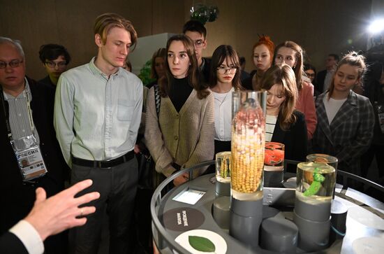 Международная выставка-форум "Россия"
Презентация обновленной экспозиции Минобрнауки России "Десятилетие науки и технологий", павильон №57 "Десятилетие науки и технологий" (Минобрнауки России) Место: Россия, Москва. Автор: Григорий Сысоев/РИА Новости. Выставка "Россия". Презентация обновленной экспозиции Минобрнауки России "Десятилетие науки и технологий"