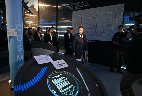 Международная выставка-форум "Россия"
Презентация обновленной экспозиции Минобрнауки России "Десятилетие науки и технологий", павильон №57 "Десятилетие науки и технологий" (Минобрнауки России)
Валерий Фальков, министр науки и высшего образования Российской Федерации (в центре) Место: Россия, Москва. Автор: Григорий Сысоев/РИА Новости. Выставка "Россия". Презентация обновленной экспозиции Минобрнауки России "Десятилетие науки и технологий"