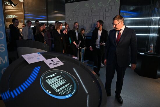 Международная выставка-форум "Россия"
Презентация обновленной экспозиции Минобрнауки России "Десятилетие науки и технологий", павильон №57 "Десятилетие науки и технологий" (Минобрнауки России)
Валерий Фальков, министр науки и высшего образования Российской Федерации (справа) Место: Россия, Москва. Автор: Григорий Сысоев/РИА Новости. Выставка "Россия". Презентация обновленной экспозиции Минобрнауки России "Десятилетие науки и технологий"
