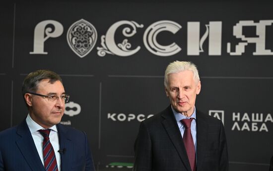 Международная выставка-форум "Россия"
Презентация обновленной экспозиции Минобрнауки России "Десятилетие науки и технологий", павильон №57 "Десятилетие науки и технологий" (Минобрнауки России)
Валерий Фальков, министр науки и высшего образования Российской Федерации (слева)
Андрей Фурсенко, помощник президента Российской Федерации Место: Россия, Москва. Автор: Григорий Сысоев/РИА Новости. Выставка "Россия". Презентация обновленной экспозиции Минобрнауки России "Десятилетие науки и технологий"