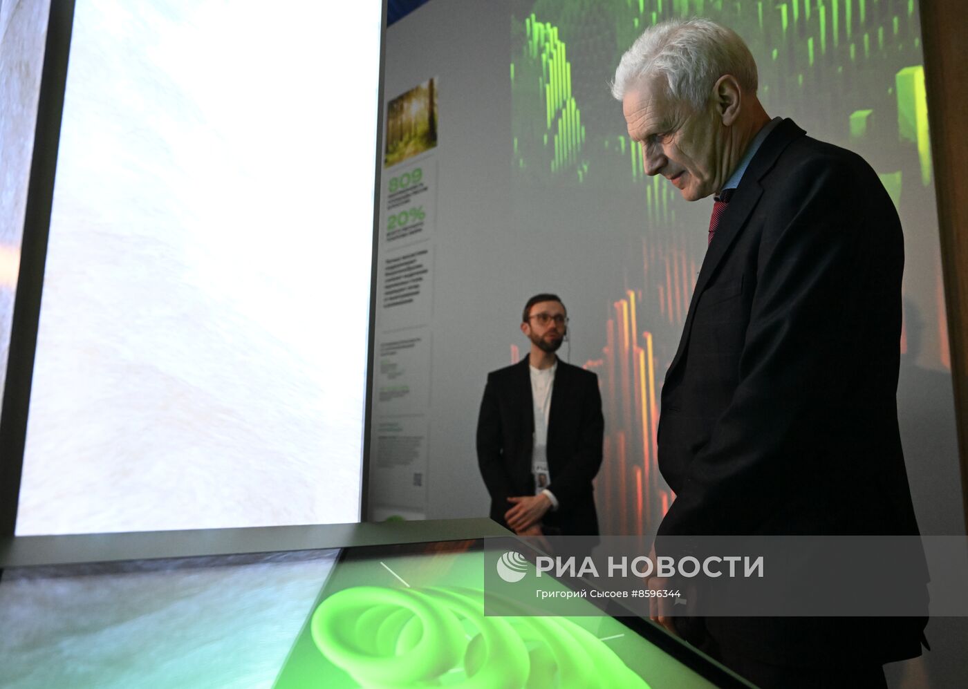 Выставка "Россия". Презентация обновленной экспозиции Минобрнауки России "Десятилетие науки и технологий"