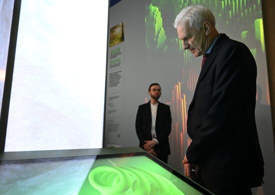 Международная выставка-форум "Россия"
Презентация обновленной экспозиции Минобрнауки России "Десятилетие науки и технологий", павильон №57 "Десятилетие науки и технологий" (Минобрнауки России)
Андрей Фурсенко, помощник президента Российской Федерации Место: Россия, Москва. Автор: Григорий Сысоев/РИА Новости. Выставка "Россия". Презентация обновленной экспозиции Минобрнауки России "Десятилетие науки и технологий"