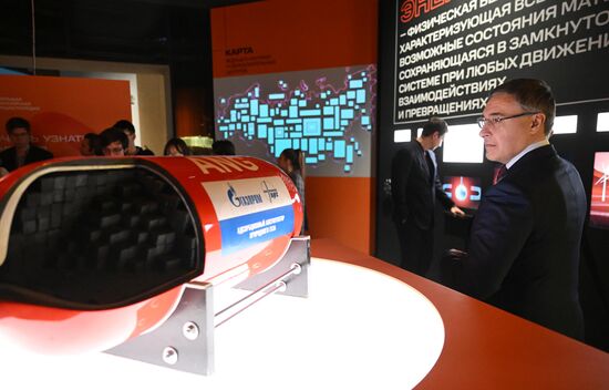 Международная выставка-форум "Россия"
Презентация обновленной экспозиции Минобрнауки России "Десятилетие науки и технологий", павильон №57 "Десятилетие науки и технологий" (Минобрнауки России)
Валерий Фальков, министр науки и высшего образования Российской Федерации (справа) Место: Россия, Москва. Автор: Григорий Сысоев/РИА Новости. Выставка "Россия". Презентация обновленной экспозиции Минобрнауки России "Десятилетие науки и технологий"