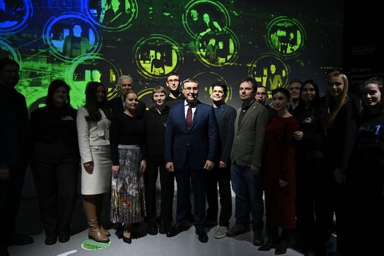 Международная выставка-форум "Россия"
Презентация обновленной экспозиции Минобрнауки России "Десятилетие науки и технологий", павильон №57 "Десятилетие науки и технологий" (Минобрнауки России)
Валерий Фальков, министр науки и высшего образования Российской Федерации (в центре) Место: Россия, Москва. Автор: Григорий Сысоев/РИА Новости. Выставка "Россия". Презентация обновленной экспозиции Минобрнауки России "Десятилетие науки и технологий"