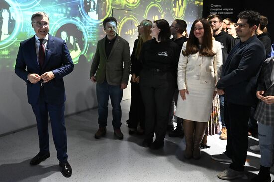 Международная выставка-форум "Россия"
Презентация обновленной экспозиции Минобрнауки России "Десятилетие науки и технологий", павильон №57 "Десятилетие науки и технологий" (Минобрнауки России)
Валерий Фальков, министр науки и высшего образования Российской Федерации (слева) Место: Россия, Москва. Автор: Григорий Сысоев/РИА Новости. Выставка "Россия". Презентация обновленной экспозиции Минобрнауки России "Десятилетие науки и технологий"