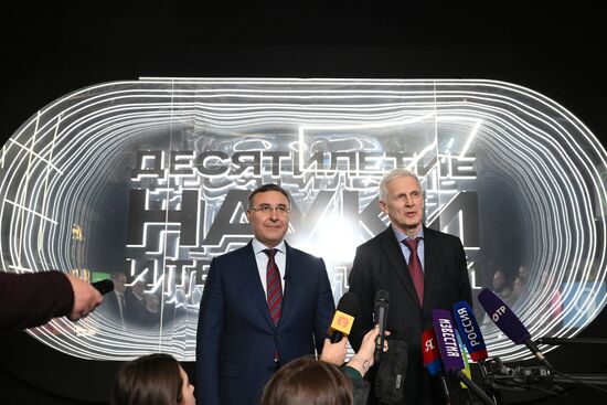Международная выставка-форум "Россия"
Презентация обновленной экспозиции Минобрнауки России "Десятилетие науки и технологий", павильон №57 "Десятилетие науки и технологий" (Минобрнауки России)
Валерий Фальков, министр науки и высшего образования Российской Федерации (слева)
Андрей Фурсенко, помощник президента Российской Федерации Место: Россия, Москва. Автор: Григорий Сысоев/РИА Новости. Выставка "Россия". Презентация обновленной экспозиции Минобрнауки России "Десятилетие науки и технологий"