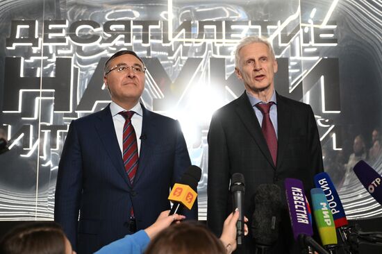 Международная выставка-форум "Россия"
Презентация обновленной экспозиции Минобрнауки России "Десятилетие науки и технологий", павильон №57 "Десятилетие науки и технологий" (Минобрнауки России)
Валерий Фальков, министр науки и высшего образования Российской Федерации (слева)
Андрей Фурсенко, помощник президента Российской Федерации Место: Россия, Москва. Автор: Григорий Сысоев/РИА Новости. Выставка "Россия". Презентация обновленной экспозиции Минобрнауки России "Десятилетие науки и технологий"
