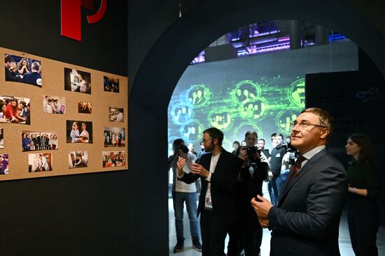 Международная выставка-форум "Россия"
Презентация обновленной экспозиции Минобрнауки России "Десятилетие науки и технологий", павильон №57 "Десятилетие науки и технологий" (Минобрнауки России)
Валерий Фальков, министр науки и высшего образования Российской Федерации Место: Россия, Москва. Автор: Григорий Сысоев/РИА Новости. Выставка "Россия". Презентация обновленной экспозиции Минобрнауки России "Десятилетие науки и технологий"