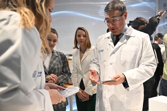 Международная выставка-форум "Россия"
Презентация обновленной экспозиции Минобрнауки России "Десятилетие науки и технологий", павильон №57 "Десятилетие науки и технологий" (Минобрнауки России)
Валерий Фальков, министр науки и высшего образования Российской Федерации Место: Россия, Москва. Автор: Григорий Сысоев/РИА Новости. Выставка "Россия". Презентация обновленной экспозиции Минобрнауки России "Десятилетие науки и технологий"