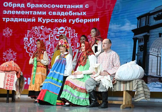 Международная выставка-форум "Россия"
Обряд бракосочетания в народных традициях Курской губернии, павильон №75 Место: Россия, Москва. Автор: Станислав Красильников/РИА Новости. Выставка "Россия". Торжественная церемония бракосочетания пары из города Курска