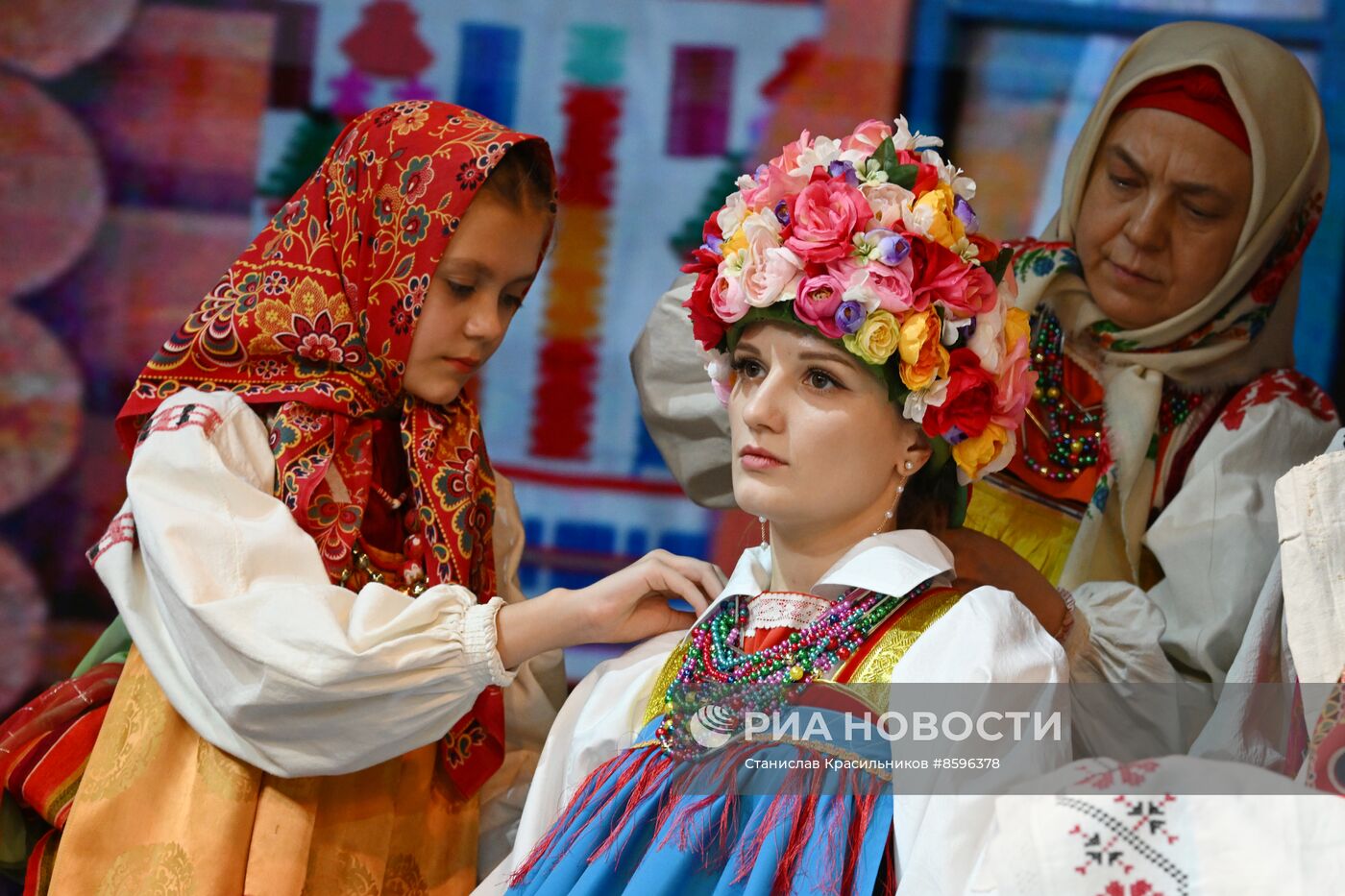 Выставка "Россия". Торжественная церемония бракосочетания пары из города Курска