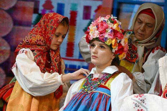 Международная выставка-форум "Россия"
Обряд бракосочетания в народных традициях Курской губернии, павильон №75
Мария Старкова, невеста (в центре) Место: Россия, Москва. Автор: Станислав Красильников/РИА Новости. Выставка "Россия". Торжественная церемония бракосочетания пары из города Курска