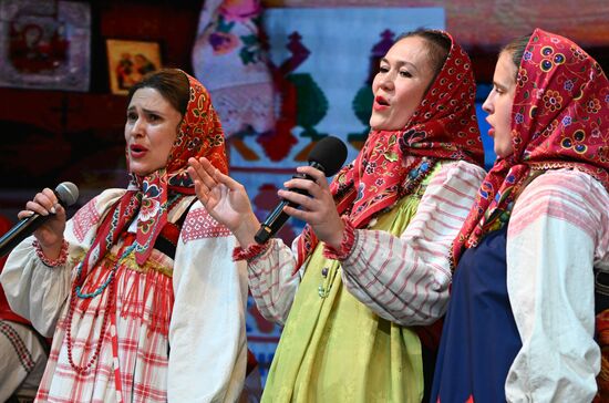 Международная выставка-форум "Россия"
Обряд бракосочетания в народных традициях Курской губернии, павильон №75 Место: Россия, Москва. Автор: Станислав Красильников/РИА Новости. Выставка "Россия". Торжественная церемония бракосочетания пары из города Курска