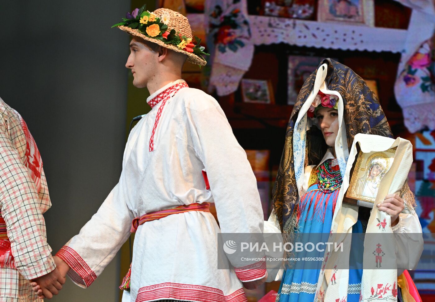 Выставка "Россия". Торжественная церемония бракосочетания пары из города Курска