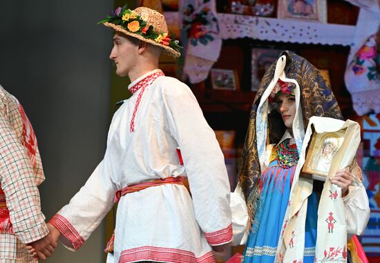 Международная выставка-форум "Россия"
Обряд бракосочетания в народных традициях Курской губернии, павильон №75
Олег Лазарев и Мария Старкова Место: Россия, Москва. Автор: Станислав Красильников/РИА Новости. Выставка "Россия". Торжественная церемония бракосочетания пары из города Курска