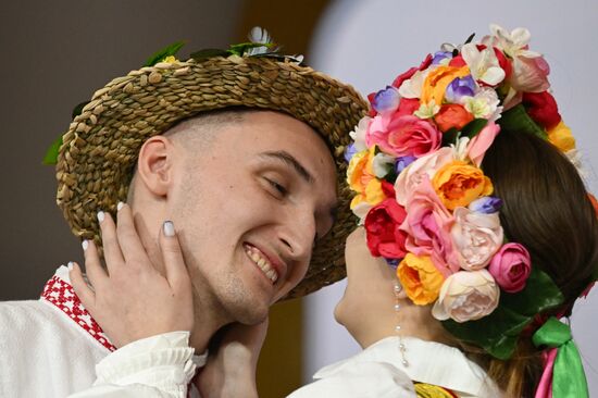 Международная выставка-форум "Россия"
Обряд бракосочетания в народных традициях Курской губернии, павильон №75
Олег Лазарев и Мария Старкова Место: Россия, Москва. Автор: Станислав Красильников/РИА Новости. Выставка "Россия". Торжественная церемония бракосочетания пары из города Курска