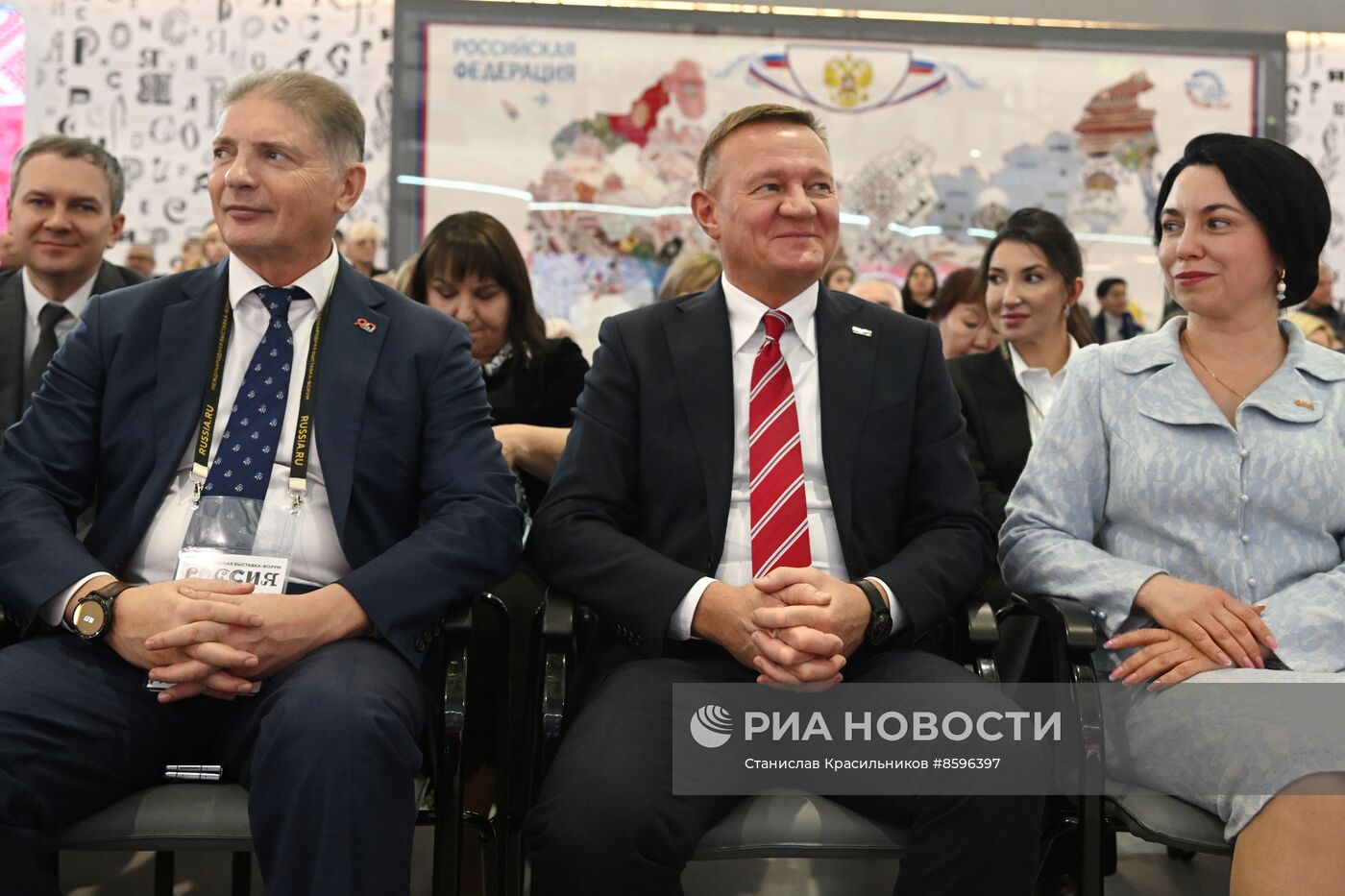 Выставка "Россия". Торжественная церемония бракосочетания пары из города Курска