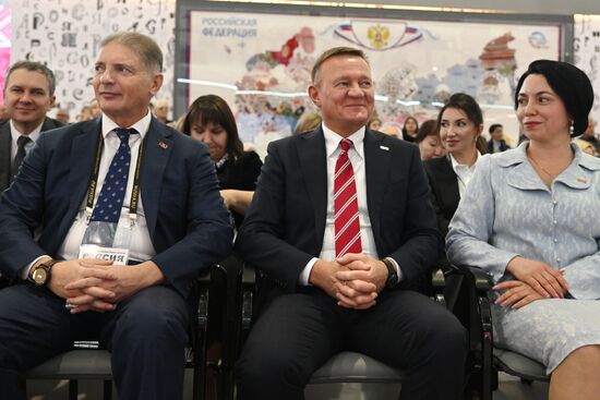 Международная выставка-форум "Россия"
Обряд бракосочетания в народных традициях Курской губернии, павильон №75
Роман Старовойт, губернатор Курской области (в центре) Место: Россия, Москва. Автор: Станислав Красильников/РИА Новости. Выставка "Россия". Торжественная церемония бракосочетания пары из города Курска