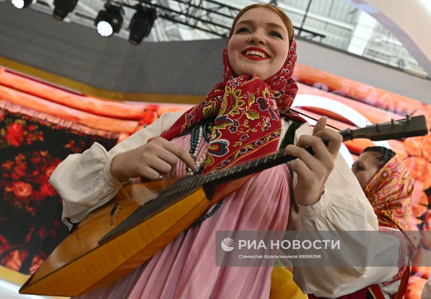 Выставка "Россия". Торжественная церемония бракосочетания пары из города Курска