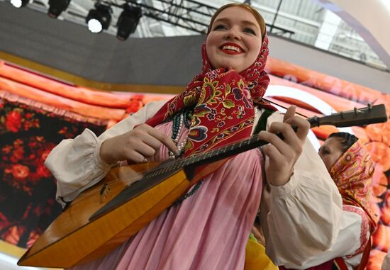 Международная выставка-форум "Россия"
Обряд бракосочетания в народных традициях Курской губернии, павильон №75 Место: Россия, Москва. Автор: Станислав Красильников/РИА Новости. Выставка "Россия". Торжественная церемония бракосочетания пары из города Курска