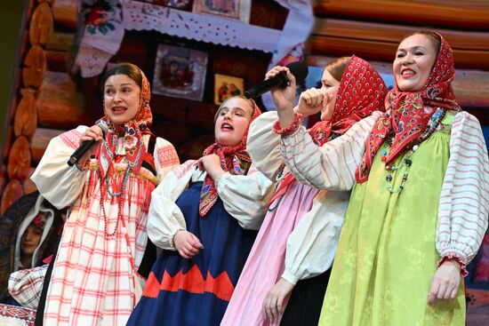 Международная выставка-форум "Россия"
Обряд бракосочетания в народных традициях Курской губернии, павильон №75 Место: Россия, Москва. Автор: Станислав Красильников/РИА Новости. Выставка "Россия". Торжественная церемония бракосочетания пары из города Курска